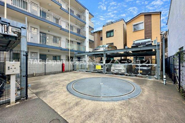 リリーベル墨田リバーコーストの駐車場|敷地内に駐車場を備えており、お車をお持ちの方も安心。通勤やお出かけ、週末のレジャーまで幅広く対応でき、生活の自由度が広がります。