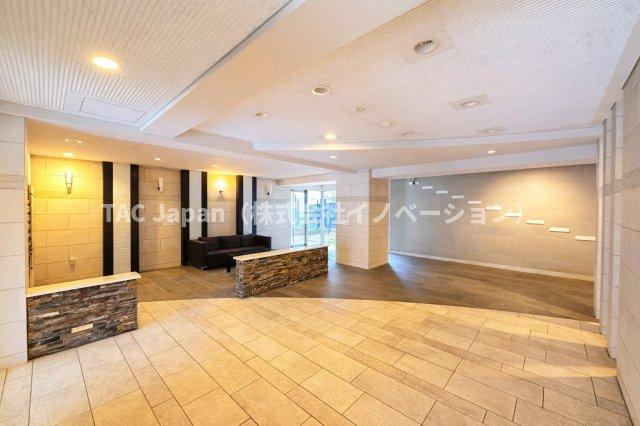 リリーベル墨田リバーコーストのエントランス|落ち着いた上質感あふれるエントランスが、家族の帰宅を温かく包み込みます。毎日の生活に安心感と特別な安らぎをもたらし、住まう方の心にゆとりと豊かさをもたらします。