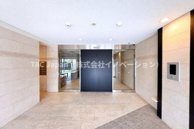 リリーベル墨田リバーコーストのロビー|訪れる人の足取りを自然とやわらげる、美しく整えられたロビー。洗練されたデザインと落ち着きが調和し、この空間が上質な暮らしの期待感を静かに高めてくれます。