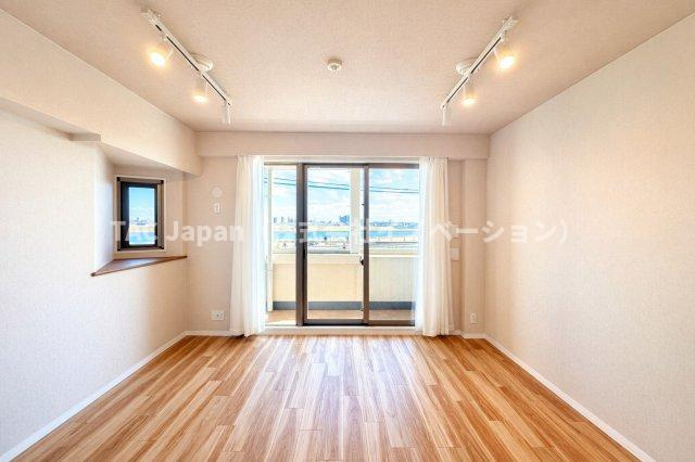 リリーベル墨田リバーコーストの居間・リビング|空間の広がりと柔らかな採光に包まれたリビングダイニング。毎日の暮らしに“ちょっと特別”を感じさせてくれる、住まいの中心となる空間です。