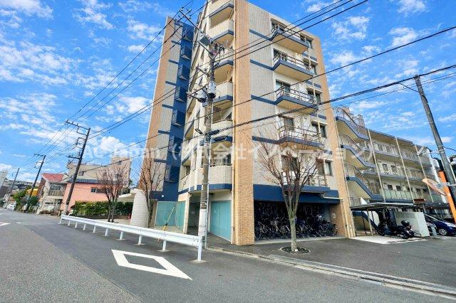 リリーベル墨田リバーコーストの外観|洗練されたフォルムと落ち着いた色調が、街並みにやさしく溶け込む佇まい。帰るたびに、心がふっと和らぐ外観です。