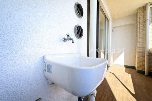 リリーベル墨田リバーコーストのバルコニー|バルコニーにはスロップシンクを設置し、日常の使い勝手にも配慮。