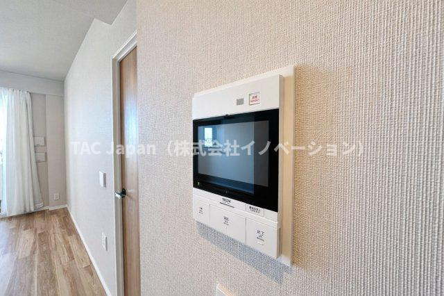 リリーベル墨田リバーコーストの防犯設備|リビングから来訪者の姿をしっかり確認できるモニター付きインターホンは、防犯性はもちろん、急な来客にも安心して対応できる心強い設備。ご家族の安全と安心な暮らしをそっと支えてくれます。