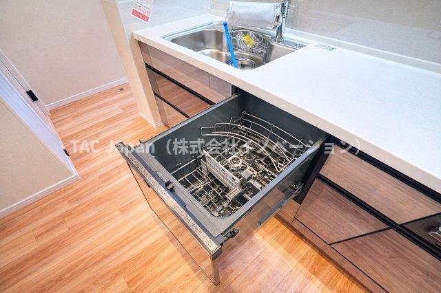 リリーベル墨田リバーコーストのキッチン|面倒な後片付けは食洗機におまかせ。空いた時間には、ソファでテレビを観ながらゆったりひと息。家事の負担を減らして、毎日に小さな余裕と心地よさをもたらします。