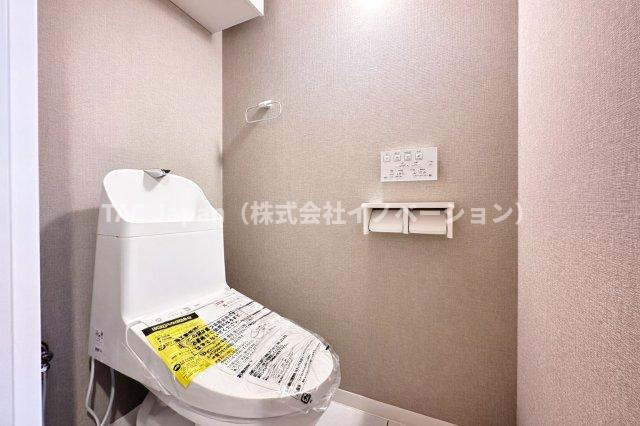 リリーベル墨田リバーコーストのトイレ|最新設備を備えたトイレは、快適性とスタイリッシュさを兼ね備えた空間。清潔感のある美しい内装とすっきりとしたデザインが、暮らしに心地よさをプラス。清潔・快適・美しさが調和した、上質なトイレ空間です。