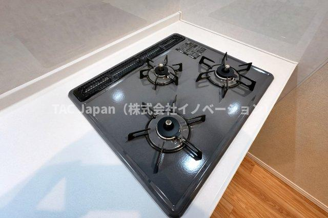 リリーベル墨田リバーコーストのキッチン|3口ガスコンロで、同時調理もスムーズに進み、時間を有効に使えるのがうれしいポイント。炒め物、煮込み、汁物など、複数の料理を一度に作れるので、忙しい朝や夕食の準備も効率よく進みます。