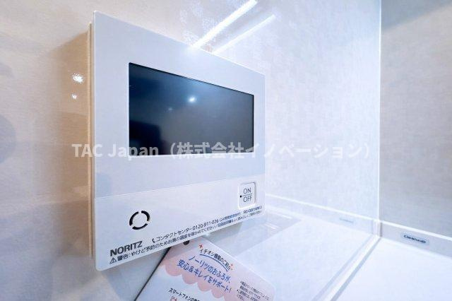 リリーベル墨田リバーコーストの発電・温水設備|ワンタッチ操作でお湯張りや追い焚きができるオートバスは、忙しい日々の中でも快適なバスタイムをサポート。湯温の調整や保温も自動で行えるため、いつでもちょうどいい温かさのお風呂が待っています。