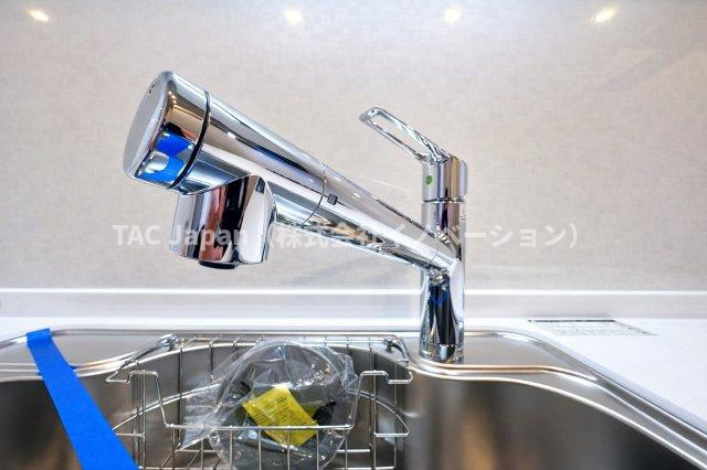 リリーベル墨田リバーコーストのキッチン|浄水機能付きの水栓は、安心でおいしい水がすぐ使える便利な設備。ハンドシャワーで使い勝手もよく、毎日の家事が快適になります。使い勝手と衛生面を両立した設計が、毎日の家事に小さな心地よさと楽しさをプラス。