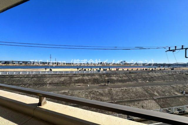 リリーベル墨田リバーコーストの展望|広がる荒川のリバーサイドビューが、暮らしのリズムに優しく寄り添います。空の移ろい、そよぐ風、遠くの街灯りが日常に静かな豊かさと安らぎをもたらしてくれます。