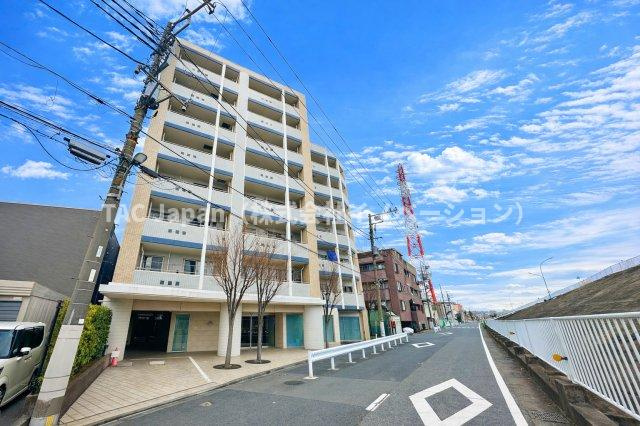 リリーベル墨田リバーコーストの外観|控えめながらも洗練されたフォルムが、街並みに自然と溶け込みます。ほどよい高さと落ち着きのある佇まいが、住まう人に安心感と静かな誇りをもたらします。