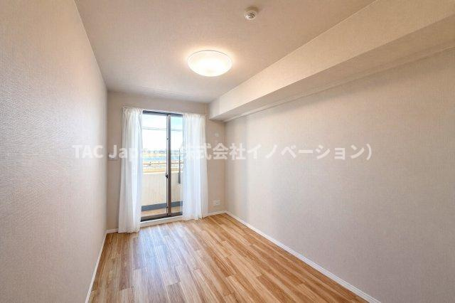 リリーベル墨田リバーコーストの洋室|たっぷりの自然光が差し込む洋室で、家族とのくつろぎ時間がいっそう心地よく広がる空間へ。