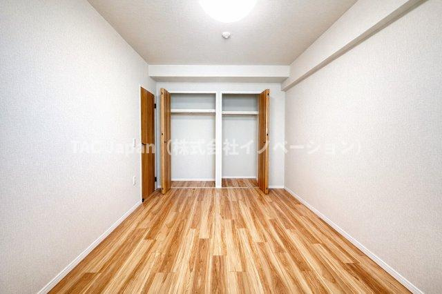 リリーベル墨田リバーコーストの洋室|余白のある空間は、暮らしの変化にしなやかに寄り添うキャンバスのような存在。朝の支度や夜のくつろぎ時間を、自分らしく彩りながら過ごせる場所がここにあります。