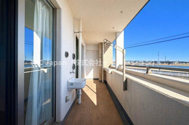 リリーベル墨田リバーコーストのバルコニー|やわらかな風がそっと頬をなで、空の広がりが日常を包み込むバルコニー。朝の光に目を細めたり、夕暮れの空にひと息ついたり──心がほどけるひとときが、ここにはあります。