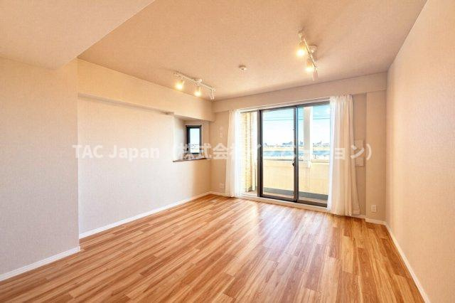 リリーベル墨田リバーコーストの居間・リビング|窓から差し込む柔らかな陽光が空間を優しく満たし、リビングダイニングに自然な広がりを生み出します。ここで過ごす時間が、何気ない日常を“ちょっと特別”に変えてくれる──そんな温もりあふれる住まいの中心です