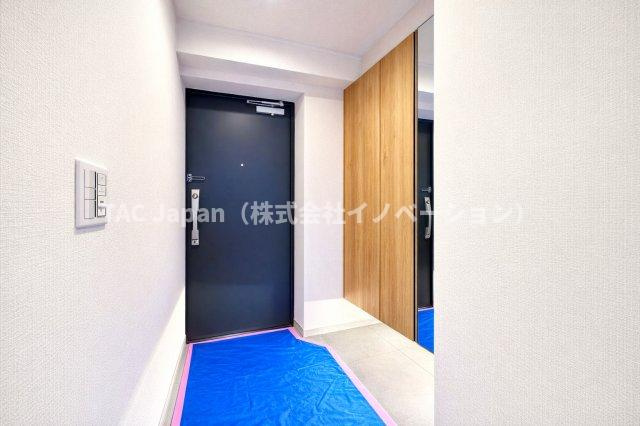 リリーベル墨田リバーコーストの玄関|落ち着いたデザインと広々とした空間が調和する玄関は、住まう人を温かく迎え入れます。毎日の出発と帰宅を心地よく包み込み、日常に上質なひとときをもたらしてくれる場所です。