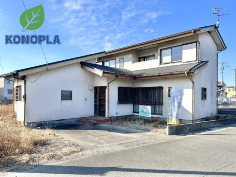 【中古戸建】伊勢崎市今泉町2丁目の外観|■外観｜シンプルなデザインでありながらも「個性」を損なわず、窓の配置や、爽やかな白ベースの外観が清潔感をもたらします。