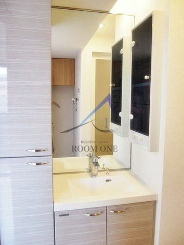 ルーブル大塚伍番館の洗面所|独立洗面台です。