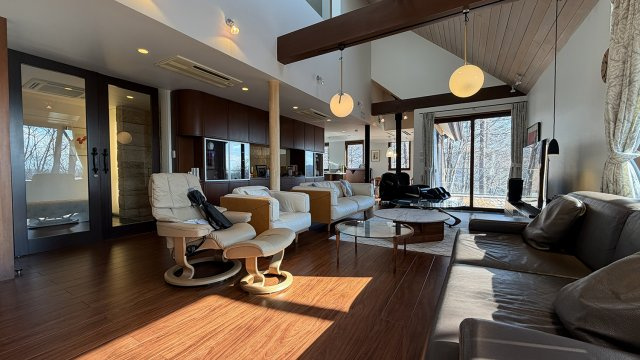 【動画付き】旧軽井沢倶楽部 遊び心満載の間取りの中古戸建の居間・リビング