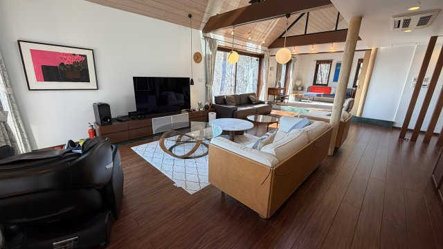 旧軽井沢倶楽部 遊び心満載の間取りの中古戸建の居間・リビング