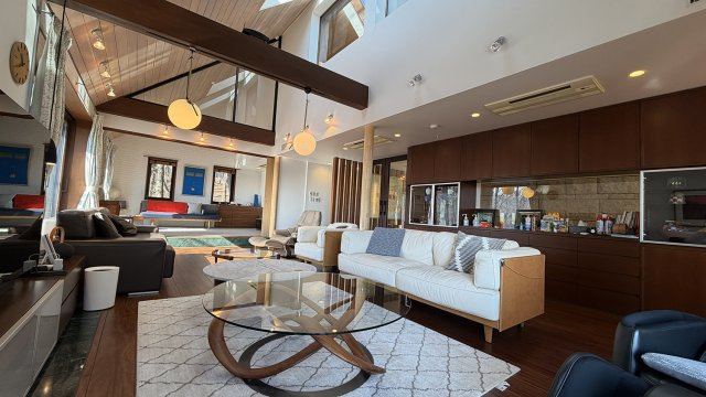 【動画付き】旧軽井沢倶楽部 遊び心満載の間取りの中古戸建の居間・リビング