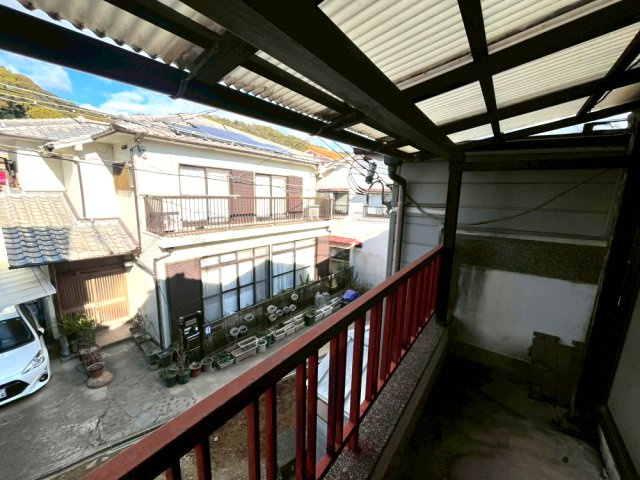 須磨寺町4丁目貸戸建のバルコニー|バルコニー付きです