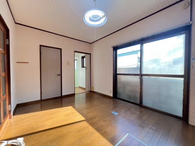 須磨寺町4丁目貸戸建の居間・リビング