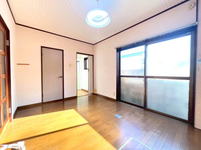 須磨寺町4丁目貸戸建の居間・リビング|使いやすい居間です