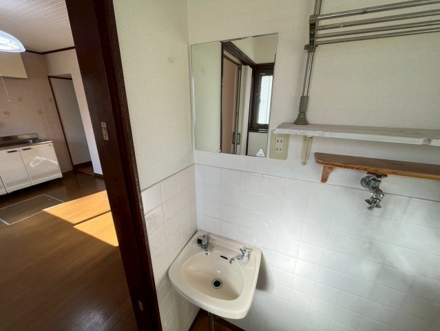 須磨寺町4丁目貸戸建の独立洗面台