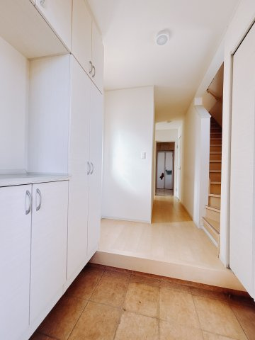 【中古戸建】伊勢崎市中央町の玄関|■玄関｜毎日の「いってらっしゃい」や「お帰りなさい」を大切なご家族と過ごす玄関は〈使いやすさ〉を追求しております。玄関横の物入は急な来客時でもさっとお片付けできるスペースを確保しています。