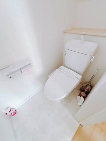 【中古戸建】伊勢崎市中央町のトイレ|■トイレ｜1階と2階にトイレがございます♪壁には小物を置けるスペースがあるのでトイレットペーパーのストックを置いておくのにも便利です♪