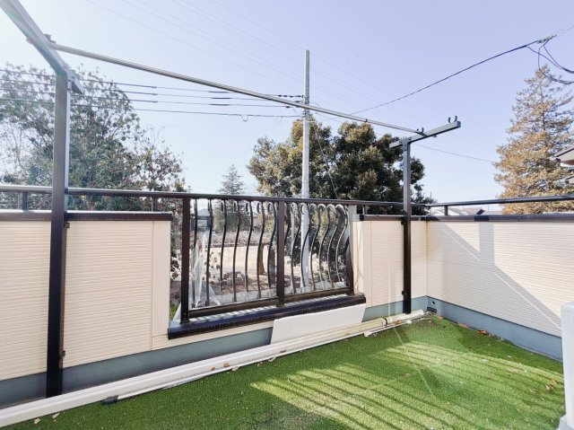 【中古戸建】伊勢崎市中央町のバルコニー|■バルコニー｜空が見える広々としたバルコニー♪家族で星空観賞ができて夜が楽しみになりますね☆