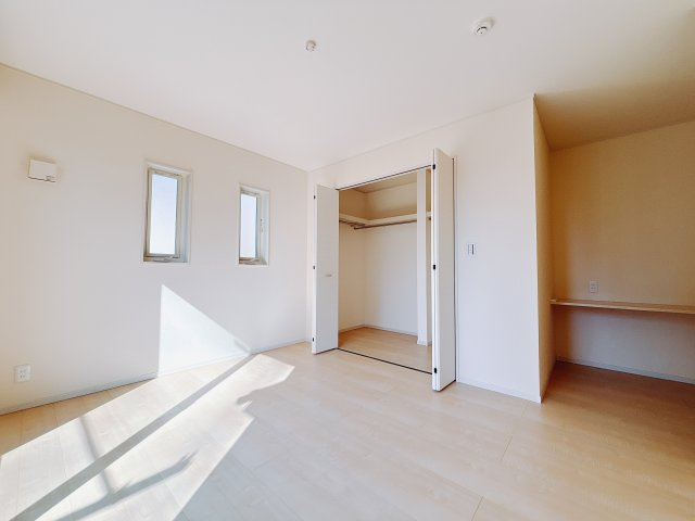 【中古戸建】伊勢崎市中央町の洋室|■2階洋室｜｜お子様の一人部屋にピッタリな洋室。木のぬくもりを感じるフローリングは、天然木の味わいが時とともに深みを増していきます。また、傷にも強く、フリーワックスでお手入れもラクラクです♪