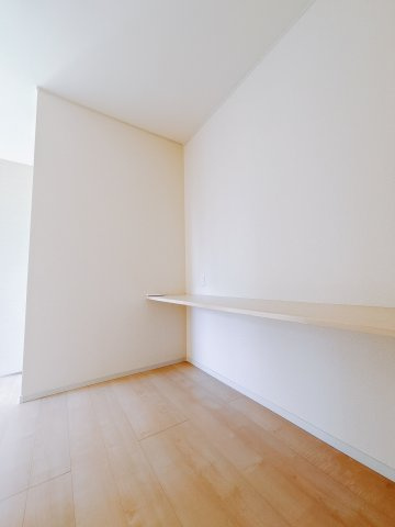 【中古戸建】伊勢崎市中央町の収納|■カウンター｜カウンターには小さなお花や植物などを配置すると、より気品あふれる空間へと変化します♪