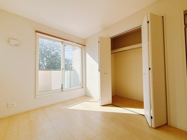 【中古戸建】伊勢崎市中央町の洋室|■2階洋室｜2階各居室には収納をご用意しています♪常にお部屋を綺麗に保てます！小さなお子様も自然とお片付けができるようになるのでうれしいですよね！