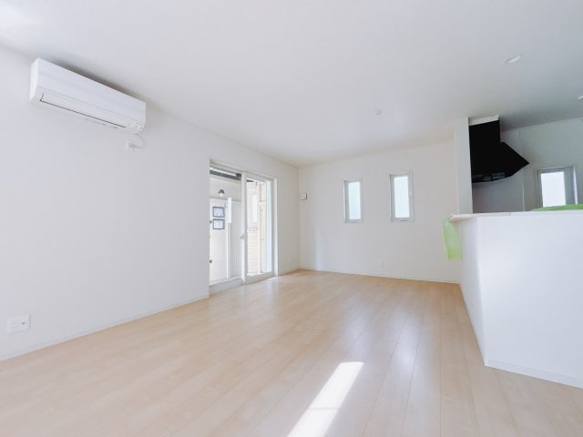 【中古戸建】伊勢崎市中央町の居間・リビング|■リビング｜窓から射し込む陽射しが縦横に広がり、あたたかな空間を形作ります♪木目のきれいなフローリングとシンプルな壁紙は、一日中家に居ても飽きることなく過ごすことができる素敵な空間です♪