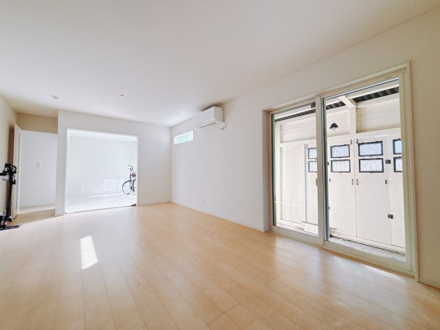 【中古戸建】伊勢崎市中央町の居間・リビング|■リビング｜大きい窓からあたたかいたっぷりの光が入ります♪開放的な空間で毎日をもっと快適に(*＾＾*)