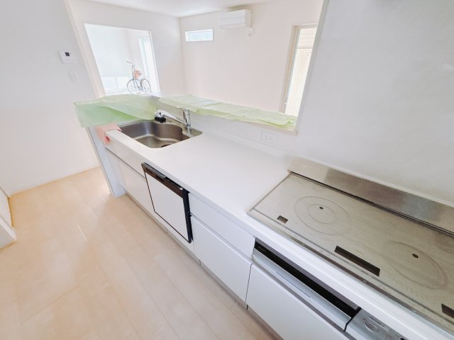 【中古戸建】伊勢崎市中央町のキッチン|■キッチン｜お料理をしながら会話も弾むカウンターキッチン。出来上がったお料理をカウンター越しからお子様に運んでもらったりと、お手伝いも楽しくしてもらえることができます♪