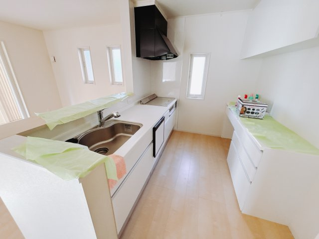 【中古戸建】伊勢崎市中央町のキッチン|■キッチン｜ワークトップの幅が広く、お子様といっしょにお料理をつくったり、ちょっとしたパーティーも楽しめます。フラットなのでお掃除がしやすいのもポイントです♪