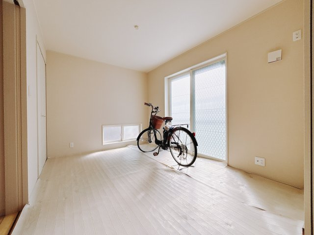 【中古戸建】伊勢崎市中央町の洋室|■1階洋室｜リビング横の洋室になっています♪大きな窓付きで日当たり◎です。