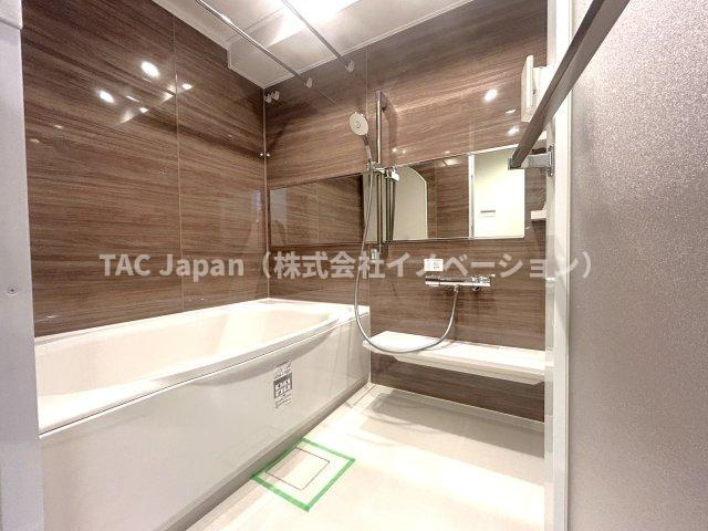 エルフィーノ浅草の浴室|ご家族との憩いの場として、一日の疲れを癒す場として、ゆったりと足を伸ばしてくつろげる綺麗で清潔感のある色味の浴室。気持ちの良い光と爽やかな風をたっぷりと取りこめる開閉式の窓も設置しています。