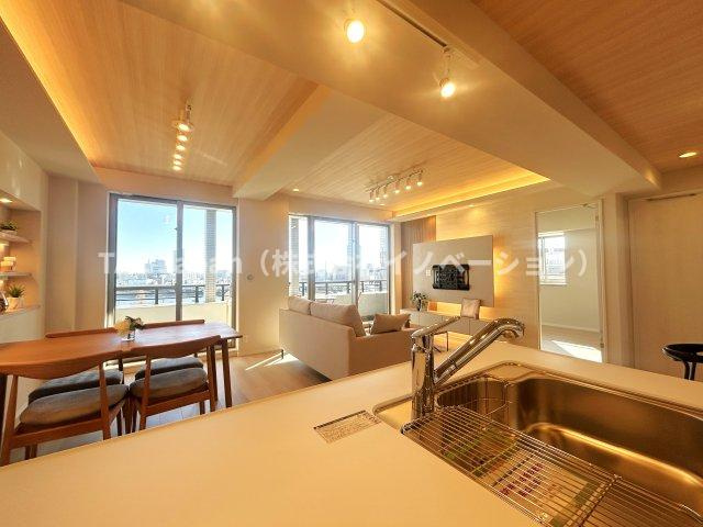 エルフィーノ浅草の居間・リビング|～Ｌiving room～
南側に掃きだし窓が２つ並ぶリビングです。陽当たり重視でお探しのお客様にもご満足頂けると思います。