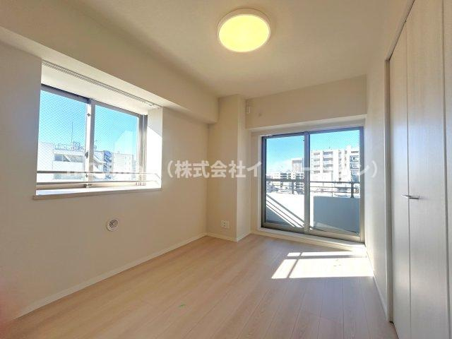 エルフィーノ浅草の洋室|～Bed room～
バルコニーから陽当たりが差し込みますので、日中は電気など必要ない明るさとなっております。