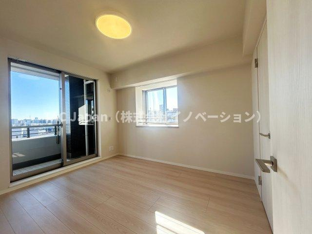 エルフィーノ浅草の洋室|穏やかな風と陽光を導き、プライバシーに配慮された設計プランを採用し、居住性を一段と心地よいものにしています。明るく開放的な空間を演出しております。