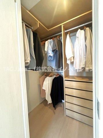 エルフィーノ浅草の収納|～Bed room～
多くの人がお困りの住まいの収納。ウォークインクローゼットがあればタンスを置く必要がなく、出っ張りのないスッキリ空間を維持でき、限られたスペースを有効に活用できます。