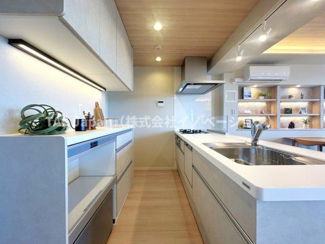 エルフィーノ浅草のキッチン|食事の受け渡しが楽にできる明るい対面式カウンターキッチンは、オープンな空間だから、お料理をしながらでも家族との会話が楽しめます。