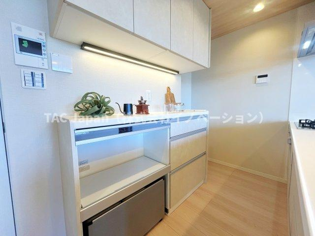 エルフィーノ浅草のキッチン|会話が弾む対面型キッチン。後ろにはお洒落な食器類を余裕で収納できるスペースがあります。