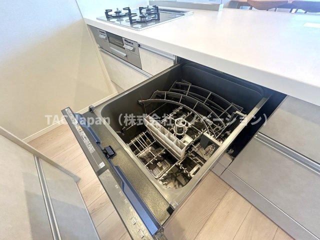 エルフィーノ浅草の設備|「ビルトインタイプ食器洗乾燥機」通常の手洗いでは使用出来ないほど高温のお湯や高圧水流を使うことにより汚れを効果的に落とすことができる。殺菌効果が非常に高く哺乳瓶などを使う家庭で需要が高く大変便利。