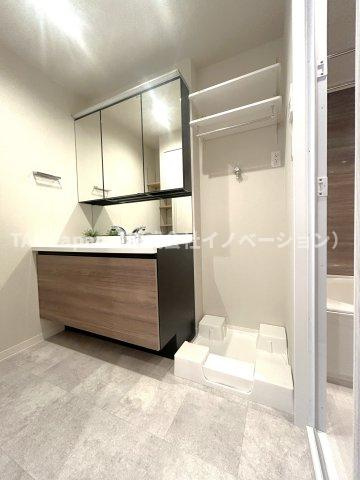 エルフィーノ浅草の独立洗面台|【パウダールーム】
三面鏡タイプの洗面化粧台を採用し、キャビネット収納はぎっしり色々な物を収納でき下部収納もございます。シャワーヘッドタイプを採用しておりますのでお掃除など楽々できます。