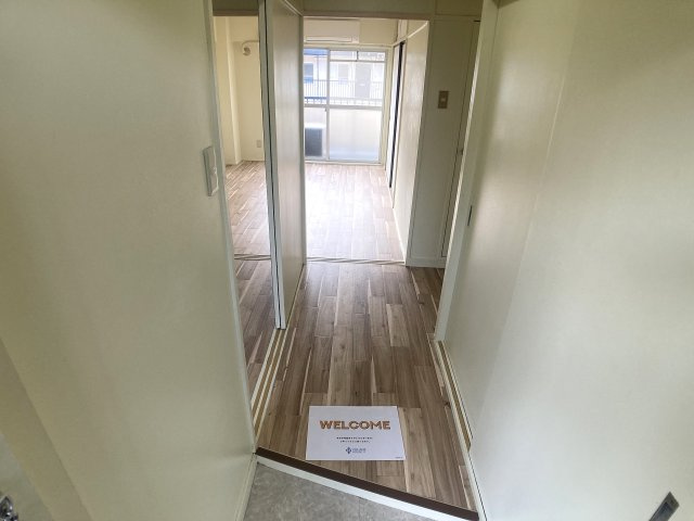 ビレッジハウス鈴蘭台1号棟の玄関|玄関には玄関収納・収納箇所多数ございます