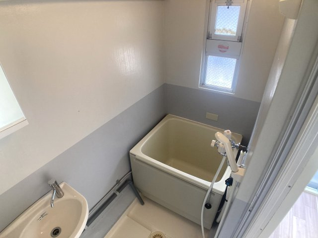 ビレッジハウス鈴蘭台1号棟の浴室|窓付で換気も良好なバスルーム